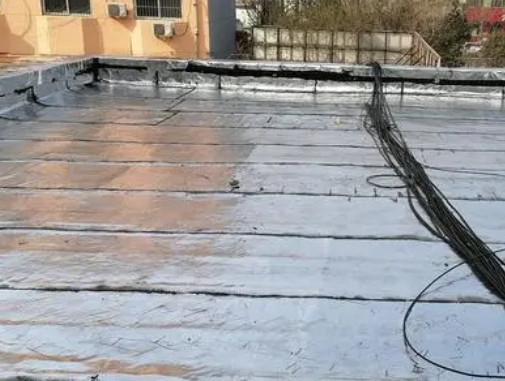 香格里拉卫生间漏水维修公司分享下香格里拉屋面楼顶防水刚性防水层施工要点。